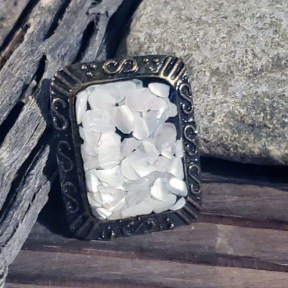 Antique Brass Mother of Pearl Black Resin Domed Cocktail Statement Ring #E2 - Picture 5 of 8